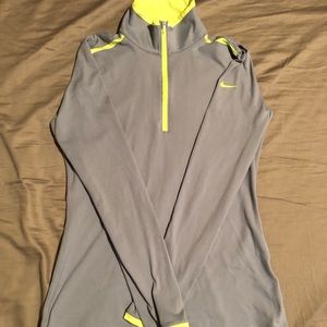 Nike pull over size Small